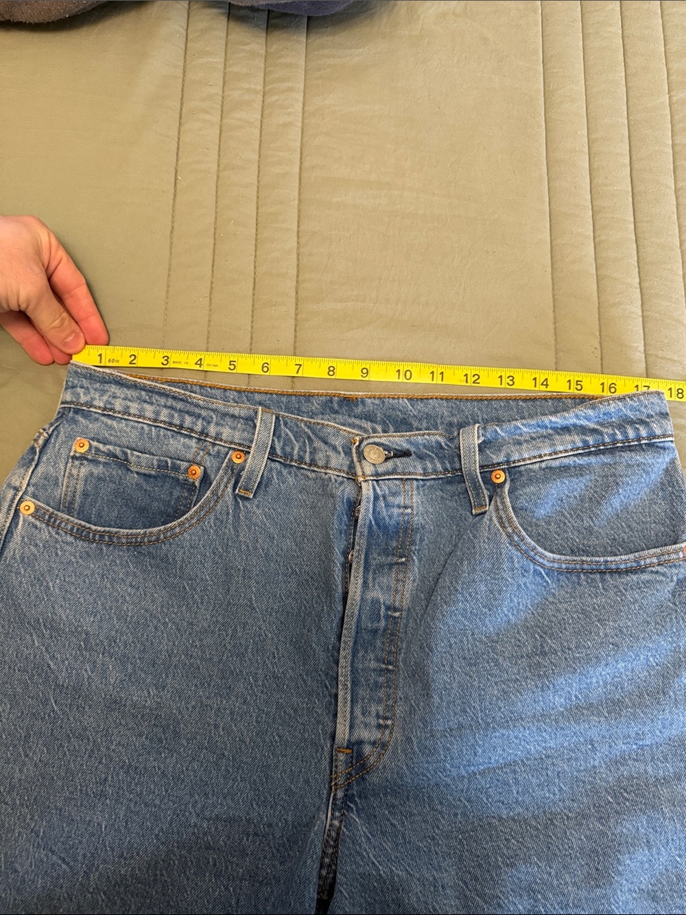 Levi Shorts- Worn once (Size 33) - Picture 5 of 5